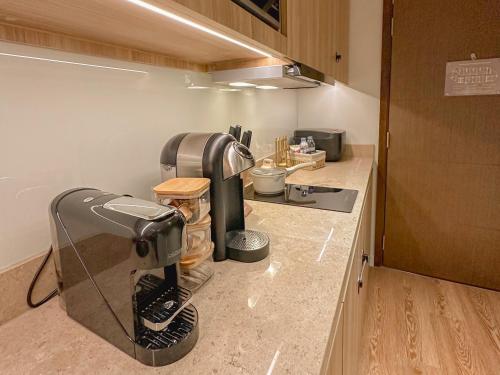 Una cocina o cocineta en Rockwell View Twin Suite with FREE WiFi Pool & Gym