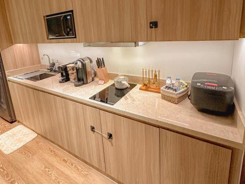 Una cocina o cocineta en Rockwell View Twin Suite with FREE WiFi Pool & Gym