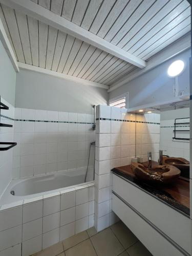 Bilik mandi di Villa Hibiscus , piscine & jacuzzi