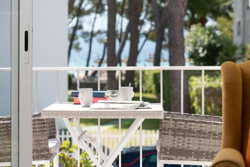 Assimetric, a solo 50 metros de la playa