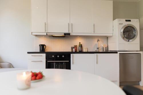 Η κουζίνα ή μικρή κουζίνα στο Bright and modern apartment on a quiet street