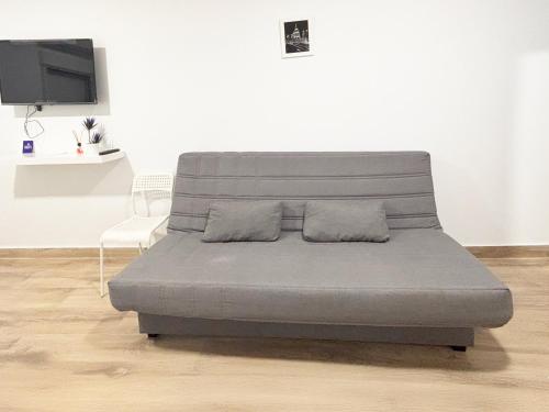 a bed with two pillows in a room at Nuevo, luminoso y céntrico in Madrid