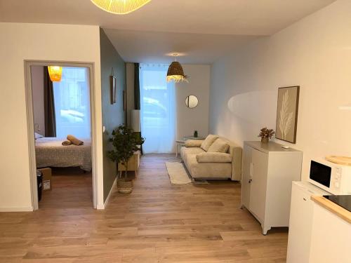 un salon avec un canapé et une table dans l'établissement Henri ll l Terrasse l Proche gare & Centre ville, à Castres