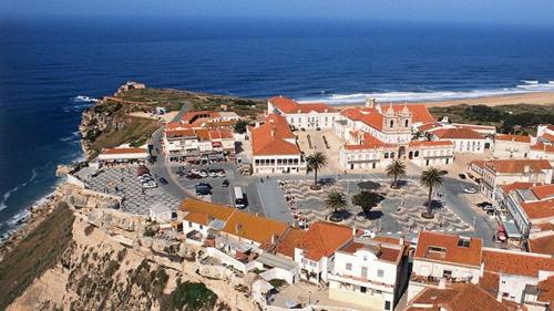 100 meters from the Beach! Rua da Paz Nazaré