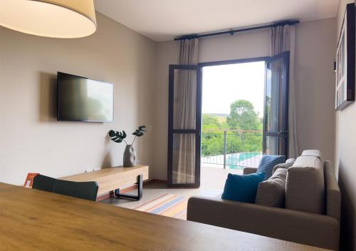 a living room with a couch and a table at Resort Quinta Santa Barbara in Pirenópolis