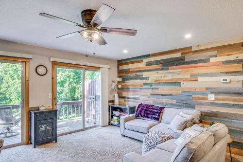 Un lugar para sentarse en Beach and Lake Access Brainerd Townhome