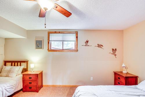 Una cama o camas en una habitación de Beach and Lake Access Brainerd Townhome