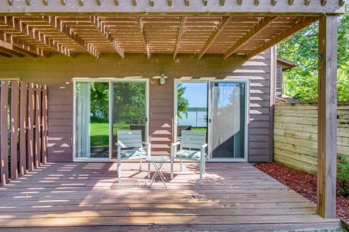 Un balcón o terraza en Beach and Lake Access Brainerd Townhome