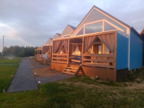 a row of modular homes in a row at Domki Rekreacyjne "Błękitne Wzgórze" in Żałe