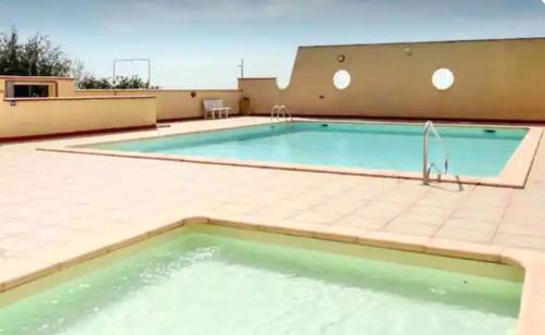 une grande piscine au sommet d'un immeuble dans l'établissement Sun Of Gruissan, à Gruissan