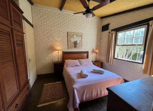 En eller flere senge i et værelse på CASA com piscina em ITAIPAVA RJ, no Condomínio Vale da Boa Esperança