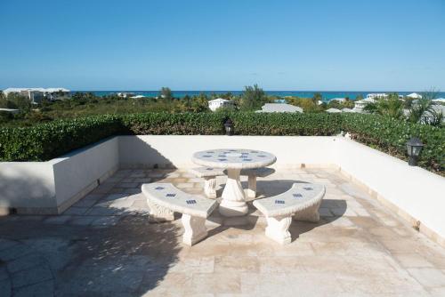 Fotografie z fotogalerie ubytování Private Poolside, Loft-Like Condo with Panoramic Grace Bay Views, Walk to Beach, Restaurants, & Turtle Cove Marina! v destinaci Turtle Cove