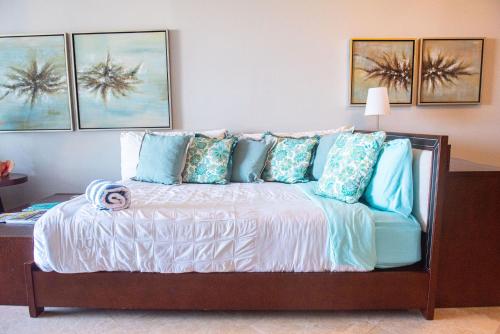 Fotografie z fotogalerie ubytování Private Poolside, Loft-Like Condo with Panoramic Grace Bay Views, Walk to Beach, Restaurants, & Turtle Cove Marina! v destinaci Turtle Cove
