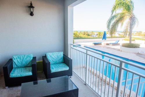 Fotografie z fotogalerie ubytování Private Poolside, Loft-Like Condo with Panoramic Grace Bay Views, Walk to Beach, Restaurants, & Turtle Cove Marina! v destinaci Turtle Cove