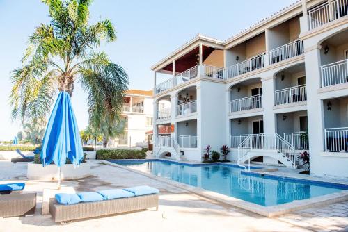 Fotografie z fotogalerie ubytování Private Poolside, Loft-Like Condo with Panoramic Grace Bay Views, Walk to Beach, Restaurants, & Turtle Cove Marina! v destinaci Turtle Cove