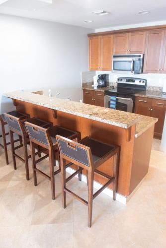 Fotografie z fotogalerie ubytování Private Poolside, Loft-Like Condo with Panoramic Grace Bay Views, Walk to Beach, Restaurants, & Turtle Cove Marina! v destinaci Turtle Cove