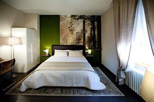 1 dormitorio con 1 cama y una pintura en la pared en B&b Igea 50, en Módena
