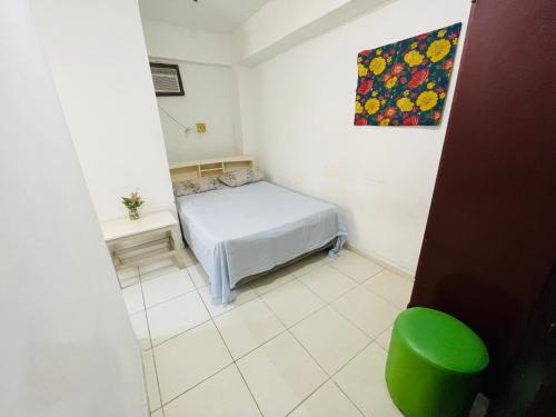 Postel nebo postele na pokoji v ubytování Quarto, sala, cozinha e banheiro, ar condicionado, á 2 minutos da praia do porto da barra-203-46