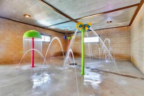 a room with a water fountain in a room at Penthouse Lakeview Haven in Branson