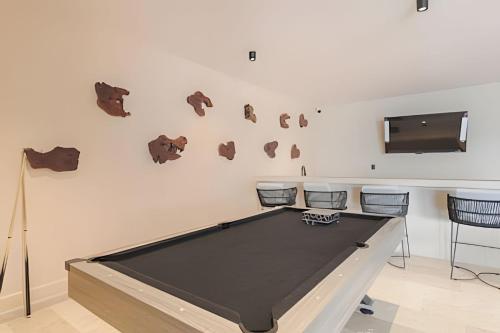 a ping pong table in a room with a wall at Zirene, Depto con jacuzzi priv in Chicxulub