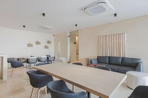 a living room with a table and chairs at Zirene, Depto con jacuzzi priv in Chicxulub