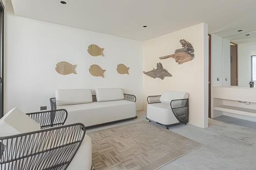 a living room with a couch and a sink at Zirene, Depto con jacuzzi priv in Chicxulub