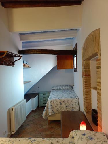 a small room with two beds and a staircase at Casa Blava in Castelló d'Empúries