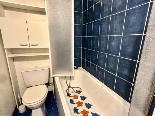une salle de bain avec toilettes et baignoire dans l'établissement Résidence Le Tourmalet - maeva Home - Appartement 2 Pièces 6 personnes - Confort MAE-8081, à La Mongie