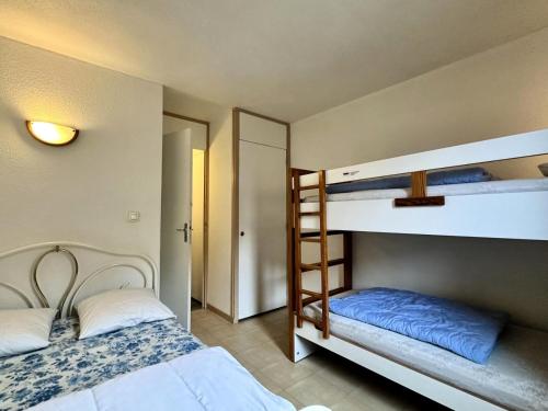 - une chambre avec 2 lits superposés et un miroir dans l'établissement Résidence Le Tourmalet - maeva Home - Appartement 2 Pièces 6 personnes - Confort MAE-8081, à La Mongie