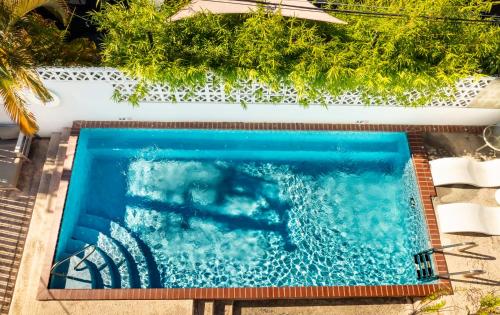 an overhead view of a swimming pool with blue water at Villa Verde Inn in San Juan