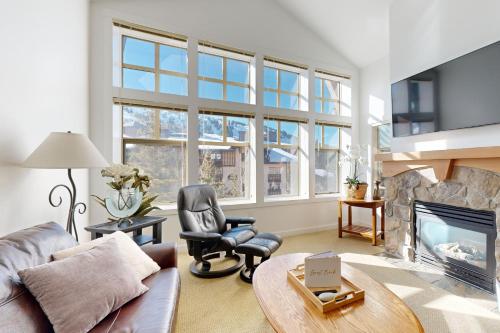 Χώρος καθιστικού στο Eagle Springs East 315: Osprey Suite