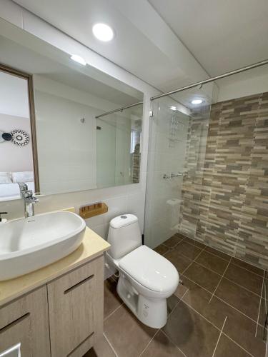 a bathroom with a toilet and a sink and a shower at Apartamento NUEVO, moderno e inteligente in Ibagué