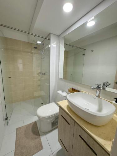 a bathroom with a sink and a toilet and a mirror at Apartamento NUEVO, moderno e inteligente in Ibagué