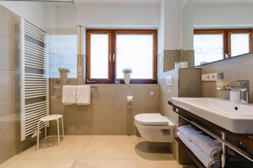 a bathroom with a sink and a toilet and a mirror at Landhaus Mettenberg in Niedersalwey
