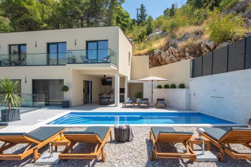 Πισίνα στο ή κοντά στο Casa Vita featuring a sea view, billiards, and heated pool