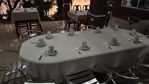 Riverside Lodge Bansangにあるレストランまたは飲食店