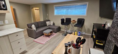 a living room with a couch and two chairs at 1 block to Kelowna General Hospital 2 blocks to Beach 1km to OUC 1km to Downtown Kelowna 20min to YLW in Kelowna