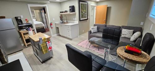 a living room with a couch and a kitchen at 1 block to Kelowna General Hospital 2 blocks to Beach 1km to OUC 1km to Downtown Kelowna 20min to YLW in Kelowna