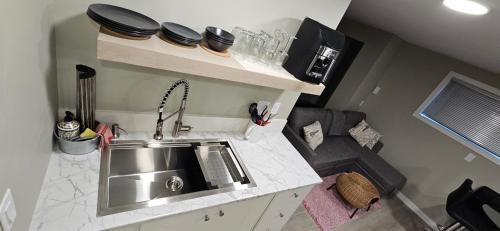 an overhead view of a kitchen with a sink at 1 block to Kelowna General Hospital 2 blocks to Beach 1km to OUC 1km to Downtown Kelowna 20min to YLW in Kelowna
