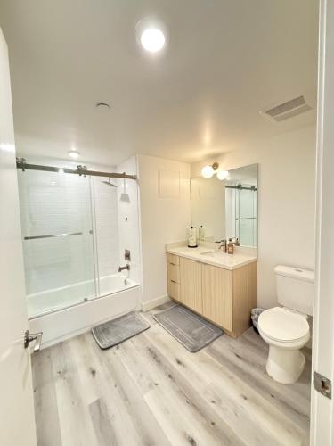 洛杉矶Modern House Santamonica的浴室里有马桶、淋浴和洗手池。