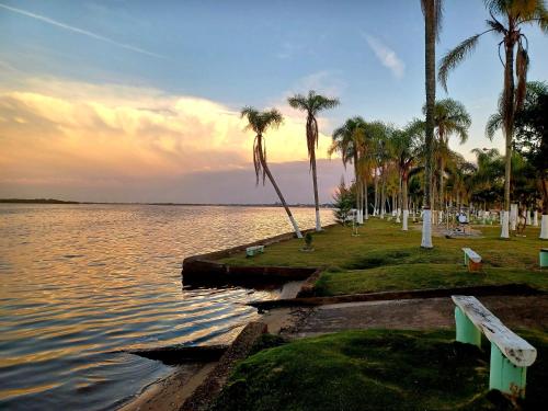 vista su una cassa d'acqua con palme di Casa da Lagoa a Balneário Barra do Sul