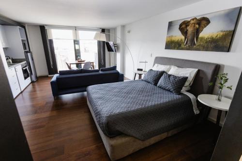 a bedroom with a bed and a living room at Loft 44 puebla center by Rotamundos in Puebla