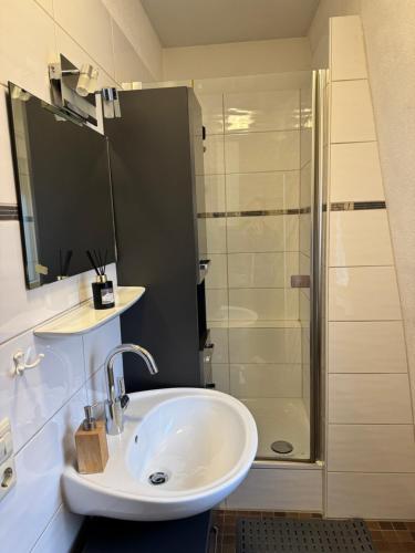 Ένα μπάνιο στο Studio Suite mit Service wie im Hotel