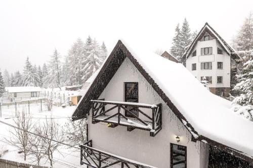 a snow covered roof of a house with a balcony at Готельний комплекс Парламент, Яблуниця in Yablunytsya