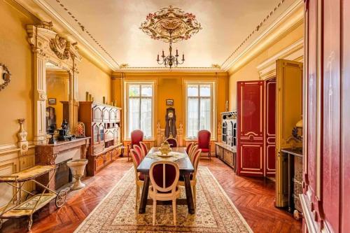 une salle à manger avec une table et des chaises dans l'établissement Maison charmante à Cartigny-l'Épinay avec jardin généreux, à Cartigny-lʼÉpinay