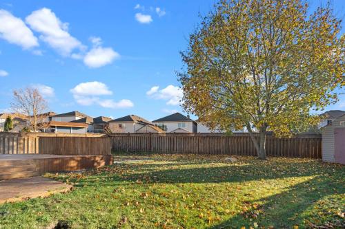a yard with a fence and a tree at Happy Life in Barrie