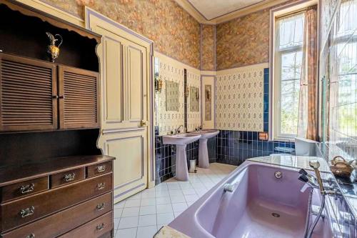 Ένα μπάνιο στο Maison charmante à Cartigny-l'Épinay avec jardin généreux
