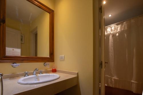 a bathroom with a sink and a mirror at Complejo Viva Zapata in Mar de las Pampas
