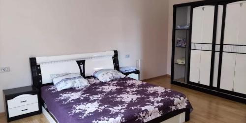 Llit o llits en una habitació de Daire Apartmenet