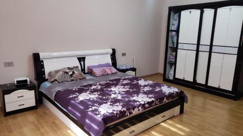 Llit o llits en una habitació de Daire Apartmenet